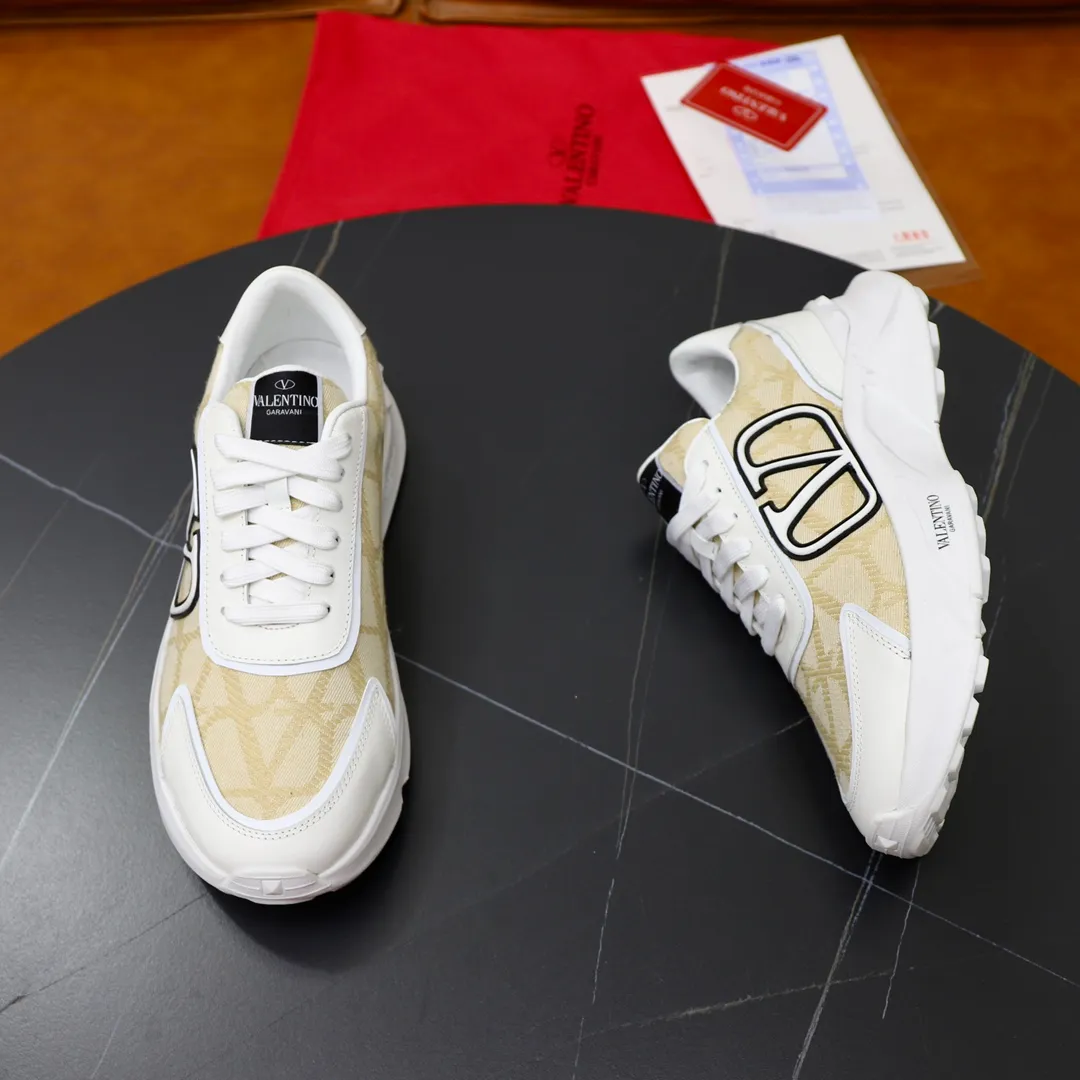 Ex-factory price: 460💰VALENTINO/Valentino 2025s men's latest low-top thick-soled sports shoes are shipped. Made with heavy industry, men's fine casual sports shoes, versatile style. Original leather, rubber lines embellished with geometric segmentation uppers, hand-sewn, novel and fashionable, rubber soles with rivet details on the front and back, VALENTINO GARAVANI LOGO printed on the side, and Valentino Garavani decorative inlay on the tongue. Logo, comfortable, breathable and durable on the feet! Comes with full original packaging! Code number: 38-39-40-41-42-43-44 (45 can be customized)